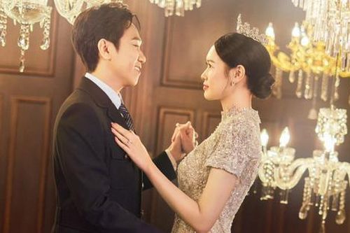 Chiếc váy cưới đính 1000 viên pha lê của vợ Anh Đức