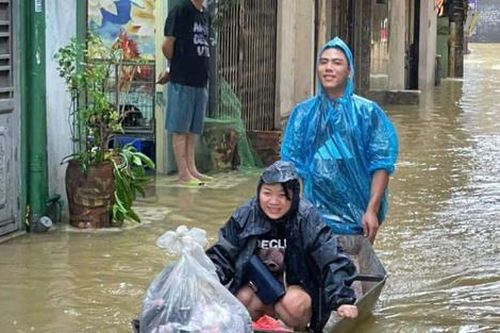 Người Hà Nội thức trắng đêm vì ngập lụt, cuộc sống bị đảo lộn sau gần 30 năm