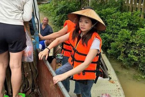 Nhiều sao Việt đi cứu trợ người dân vùng lũ lụt