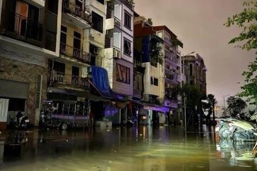 Lũ trên sông Hồng ở Hà Nội vượt báo động 2, cảnh báo độ rủi ro thiên tai cấp 2