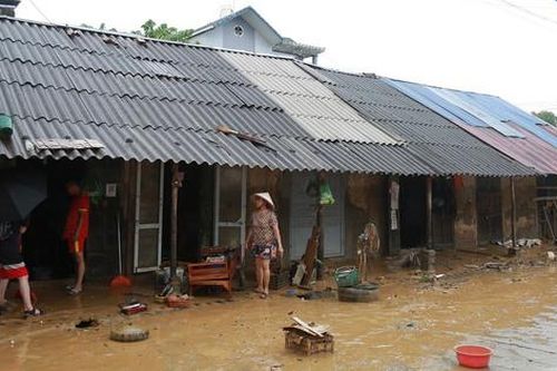 Nước lũ rút nhanh, người dân ở thành phố Thái Nguyên bắt đầu trở về nhà