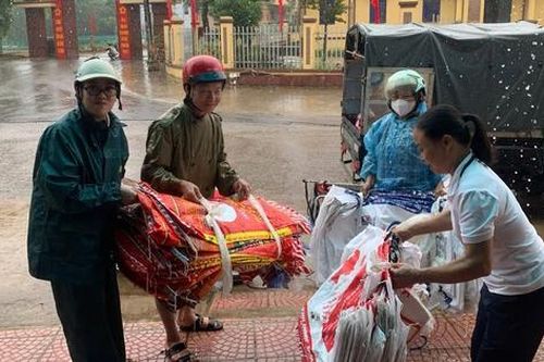 Bắc Giang: Phụ nữ đồng lòng giúp nhau trong bão