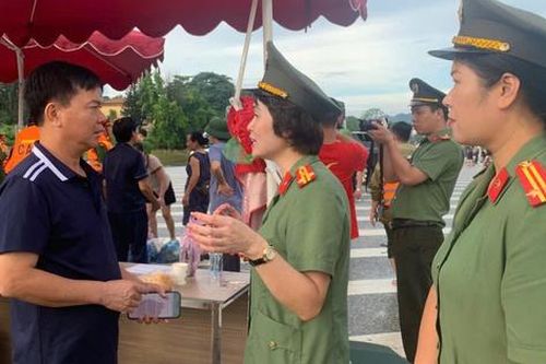 Phụ nữ Công an ủng hộ nhu yếu phẩm trị giá 300 triệu đồng đến vùng lũ ở Cao Bằng, Yên Bái, Tuyên Quang