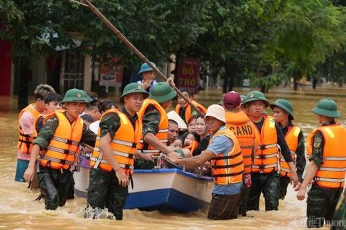 Tình quân dân trong cơn lũ dữ: 'Sau này hết ngập nước, mời bộ đội đến ăn cơm'