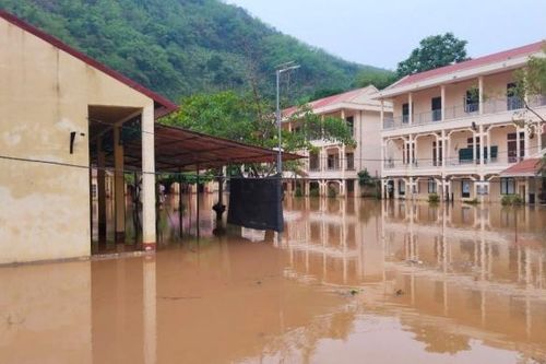 Nhiều trường học miền Bắc dự kiến cho học sinh nghỉ học do mưa lũ