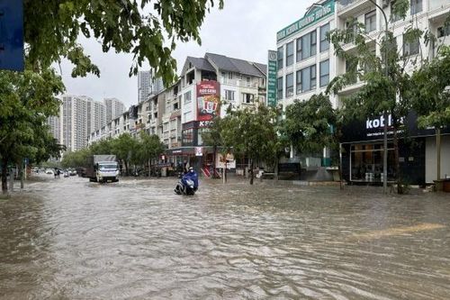 Hà Nội tiếp tục mưa lớn, nhiều tuyến phố và khu đô thị chìm trong biển nước