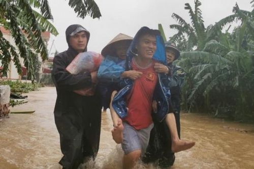 Trong bão lũ, tình người luôn tỏa sáng