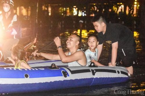 Hà Nội: Cận cảnh người dân 'bì bõm' tham gia giao thông tại khu đô thị Văn Quán