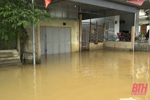 Lũ trên sông Bưởi đang rút, nhiều nhà dân vẫn ngập sâu