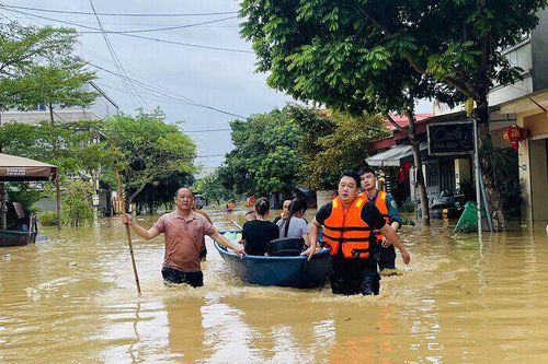 Cổ phiếu bảo hiểm chìm trong sắc đỏ sau bão Yagi