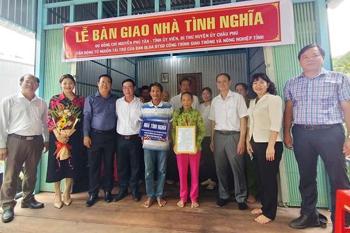 Bí thư Huyện ủy Châu Phú Nguyễn Phú Tân trao nhà Tình nghĩa cho hộ cận nghèo