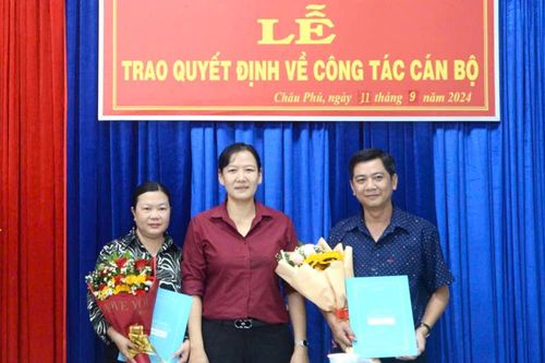 UBND huyện Châu Phú trao quyết định điều động 2 công chức