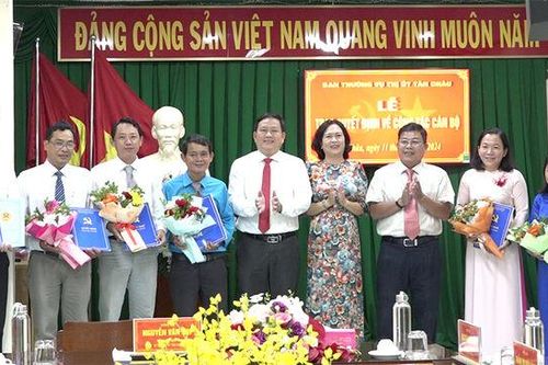 Ban Thường vụ Thị ủy Tân Châu trao quyết định bổ nhiệm, điều động cán bộ