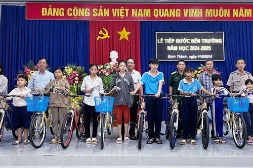 Trao xe đạp 'tiếp bước đến trường' đầu năm học mới