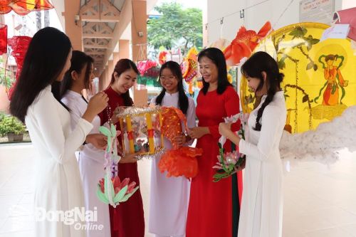 Học sinh Đồng Nai làm lồng đèn, cosplay thời trang về Tết Trung thu
