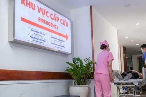 Điện thoại phát nổ khi vừa dùng vừa sạc, một bé trai phải cắt bỏ bàn tay