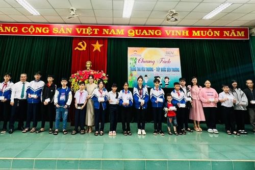 Tặng 23 suất học bổng cho thiếu nhi khó khăn ở phường Yên Đỗ