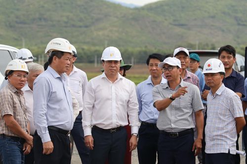 Phó Bí thư Thường trực Tỉnh ủy Nguyễn Khắc Toàn khảo sát tiến độ thi công tại 2 dự án cao tốc