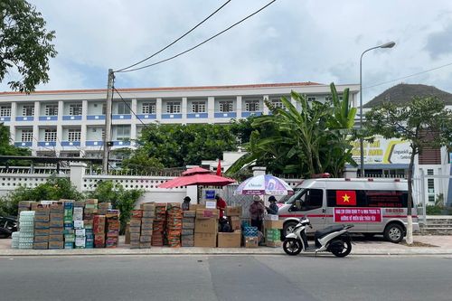Nhiều người dân ở Nha Trang quyên góp nhu yếu phẩm hỗ trợ đồng bào bị thiệt hại do ảnh hưởng của bão số 3