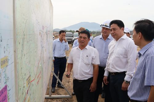 Phó Bí thư Thường trực Tỉnh ủy Nguyễn Khắc Toàn kiểm tra tiến độ thi công 2 dự án cao tốc