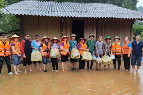 Hữu Lũng: Trao tặng 40 suất quà cho các gia đình bị cô lập do bão lũ tại xã Yên Sơn