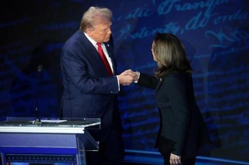Bầu cử Mỹ 2024: Hành động bất ngờ trên truyền hình giữa bà Kamala Harris và ông Donald Trump