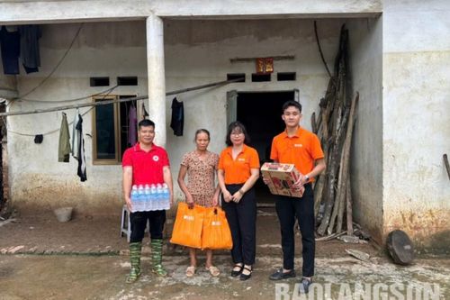 Trao tặng 75 suất quà cho các gia đình có hoàn cảnh khó khăn bị ảnh hưởng do bão số 3 tại huyện Hữu Lũng và Lộc Bình