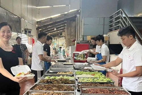 Bão lũ đi qua, tình người ở lại