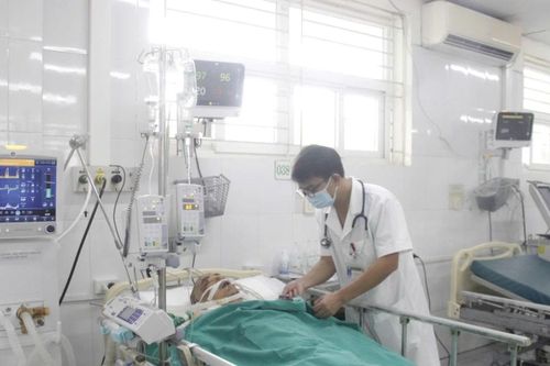 Nỗ lực cấp cứu 5 nạn nhân trong vụ sạt lở ở Làng Nủ tại Bệnh viện Đa khoa tỉnh