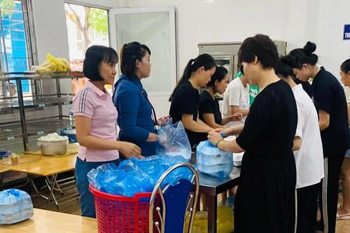 Trường học thành 'mái ấm' trong cơn bão