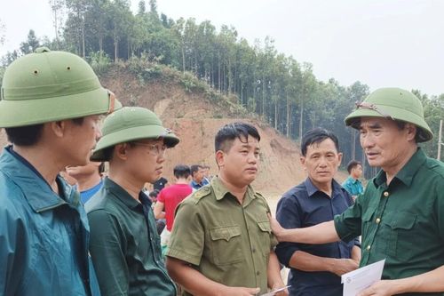 Phó Bí thư Thường trực Tỉnh ủy Vũ Xuân Cường đến vùng bị cô lập Nậm Tông chỉ đạo tìm kiếm cứu nạn