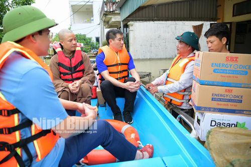 Tỉnh đoàn thăm hỏi, tặng nhu yếu phẩm cho người dân vùng lũ lụt