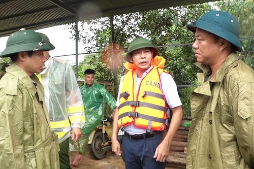 Trưởng Ban Nội chính Tỉnh ủy Nguyễn Trung Kiên kiểm tra ngập lụt tại Hạ Hòa