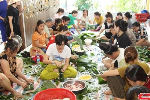 Gói trên 1.000 chiếc bánh chưng ủng hộ nhân dân vùng lũ