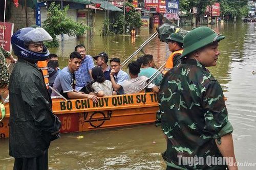 Gồng mình chống lũ