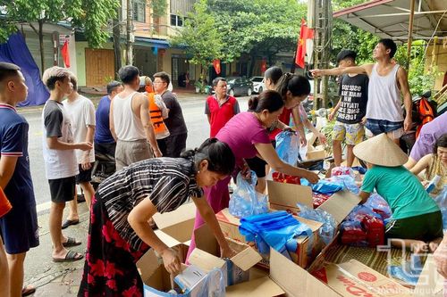 Ấm tình người trong mưa lũ