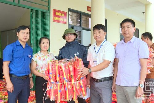 TP. Phổ Yên: Tiếp nhận 330 chiếc áo phao do doanh nghiệp ủng hộ
