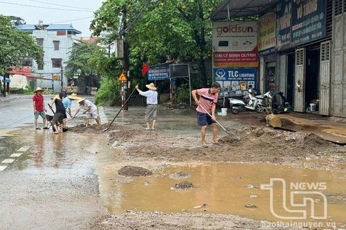 Khẩn trương xử lý môi trường sau bão lũ