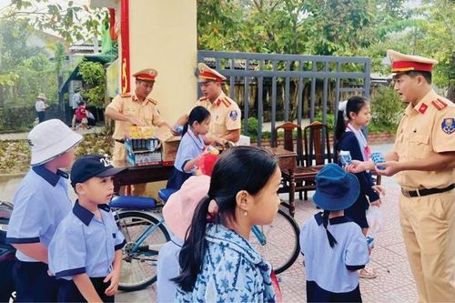 Cao điểm đảm bảo an toàn giao thông trước cổng trường