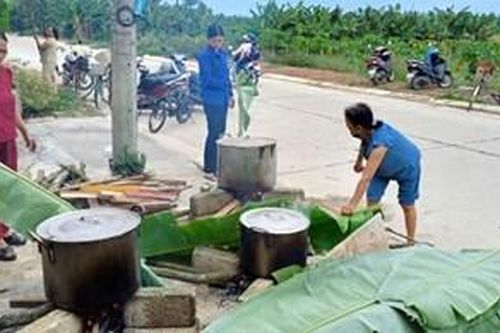 Gửi bánh chưng, muối sả cho đồng bào miền Bắc