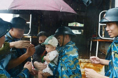 Lũ sông Hồng tại Hà Nội xấp xỉ báo động 3, nội thành vẫn an toàn