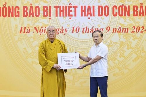 Đại diện Giáo hội Phật giáo Việt Nam đóng góp ủng hộ đồng bào bị ảnh hưởng bão số 3