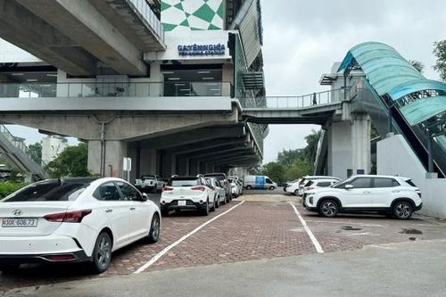 Hà Nội: 'Lộn xộn' bãi xe tự phát tại tuyến đường sắt đô thị Cát Linh – Hà Đông