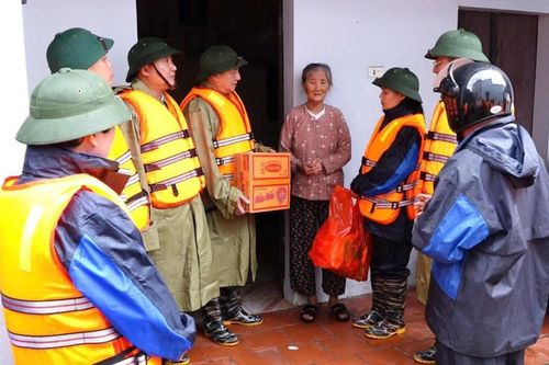 Thanh Oai (Hà Nội): Thăm hỏi, tặng quà, động viên các gia đình, lực lượng chứng năng làm nhiệm vụ sau mưa bão