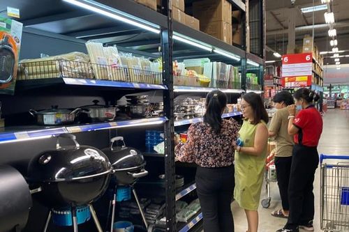 Người dân Hà Nội đổ xô mua thực phẩm, bếp gas vì sợ lụt