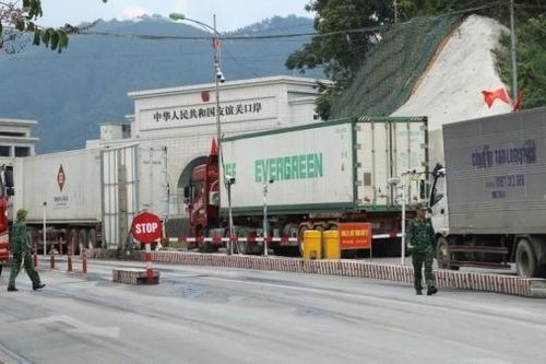 Lực lượng hải quan túc trực 24/24 ở các cửa khẩu phía Bắc, tránh gián đoạn thông quan