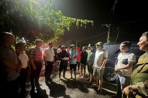 Hà Nội: Lãnh đạo huyện Quốc Oai nửa đêm đi kiểm tra, động viên lực lượng trực đê chống lũ
