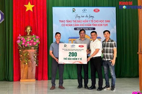Bệnh viện Mắt Kon Tum tặng 200 thẻ BHYT cho học sinh nghèo