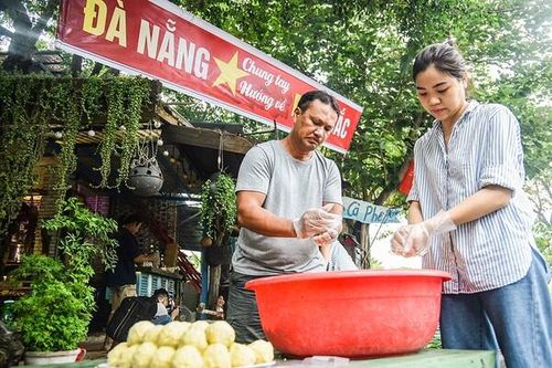 Xuyên đêm gói bánh vì nghĩa cử đồng bào miền Bắc