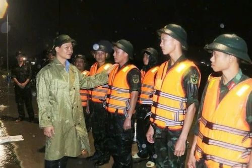 Huy động lực lượng chống lũ xuyên đêm ở Bắc Ninh và Bắc Giang